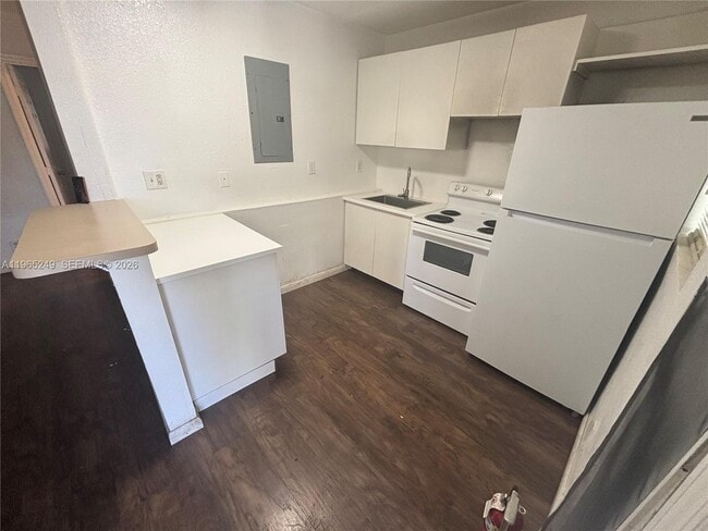 Building Photo - 300 SW 4th Ct