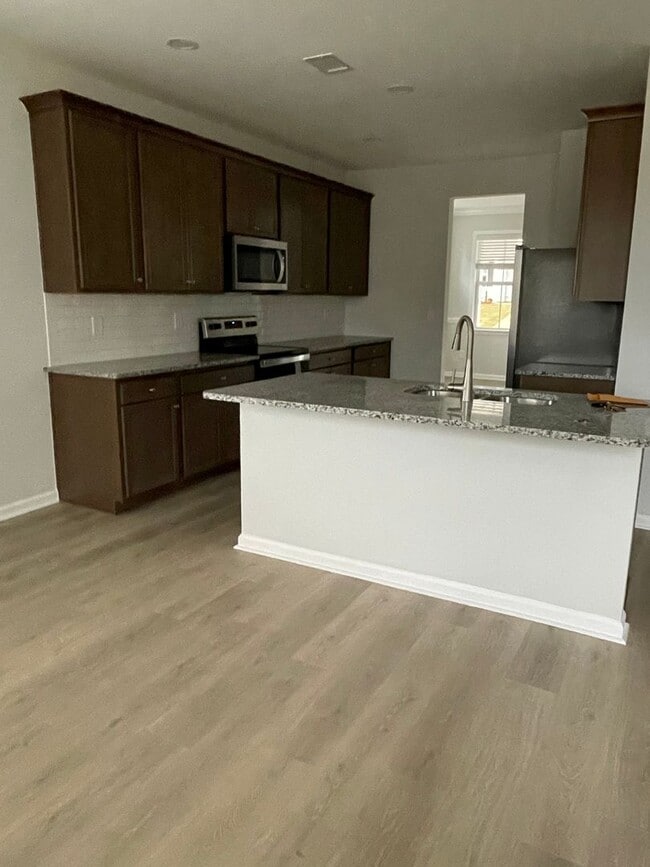 Building Photo - Lovely 5 Bedroom with 3 bathrooms in Greer!!