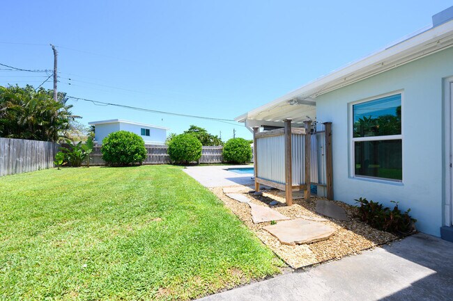 Building Photo - 5920 Lake Osborne Dr