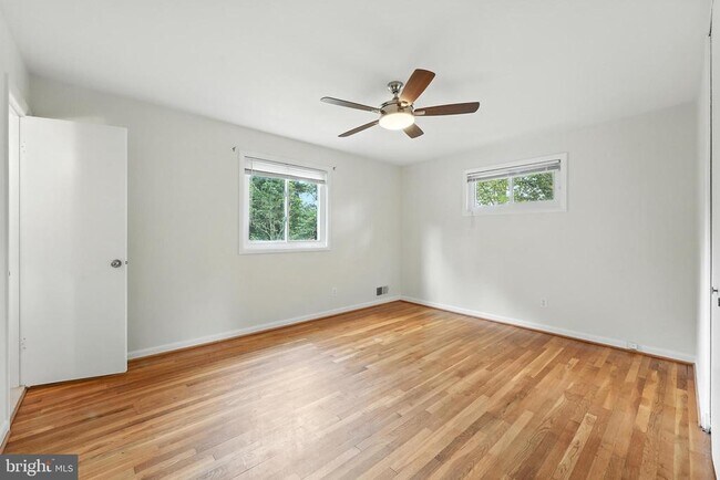 Building Photo - 5011 Roslyn Rd