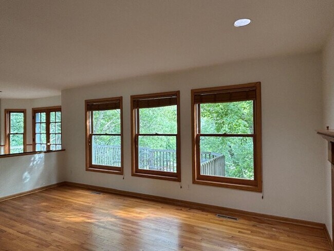 Building Photo - Spacious 4 BR/4 BA Single-Family Home in a...