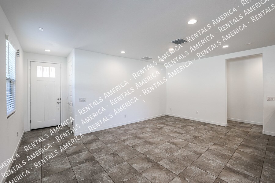 Building Photo - 8914 W Rancho Dr