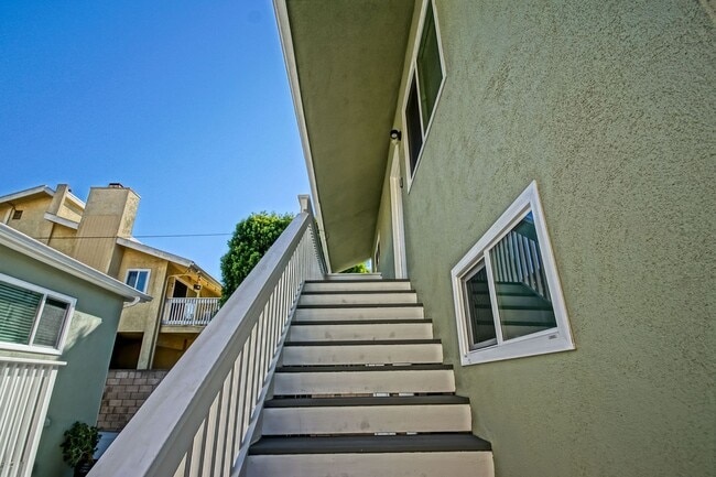 Building Photo - NEWLY REMODELED, SPLIT-LEVEL 3BR2BA DUPLEX...