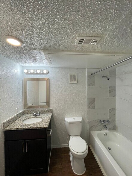 Building Photo - 1901 Lakeview Cir