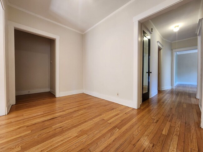 Building Photo - Large 3-bed/1-bath Apartment in the Heart of Rogers Park!