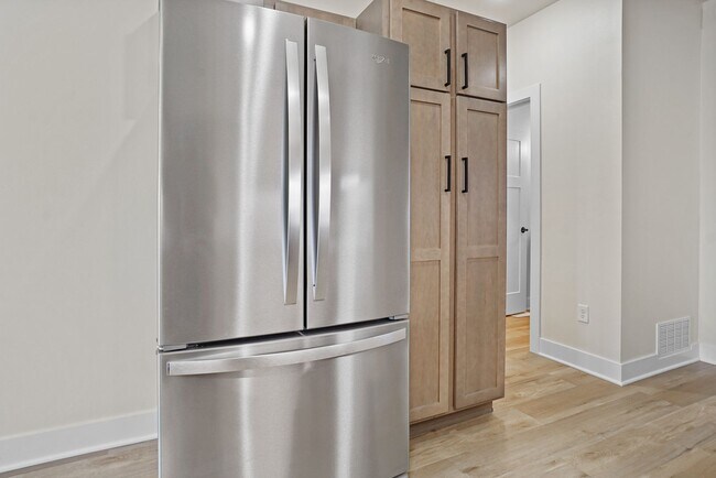 Building Photo - 3 Bed / 2.5 Bath Townhome w/Deck, Walkout Finished Basement, 9' Ceilings, Quartz Tops, Stainless ...