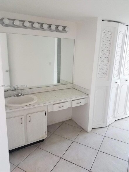 Building Photo - 3475 N Country Club Dr