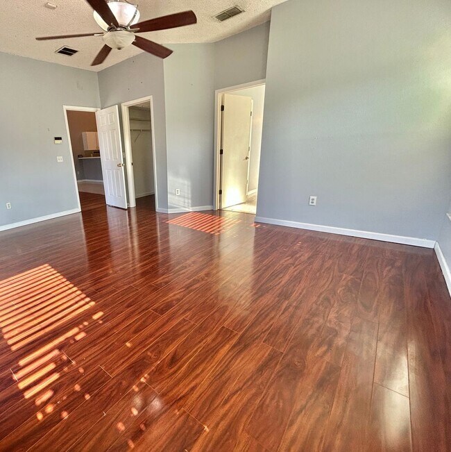 Building Photo - Waterfront Pool Home in Waterford Lakes