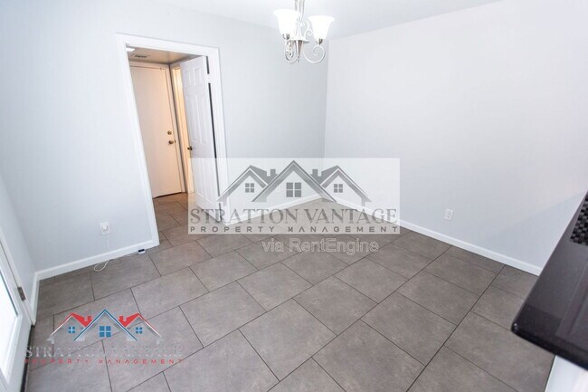 Building Photo - 310 E Bluebell Ln