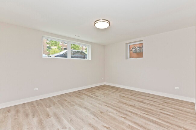 Building Photo - 2725 N Ashland Ave