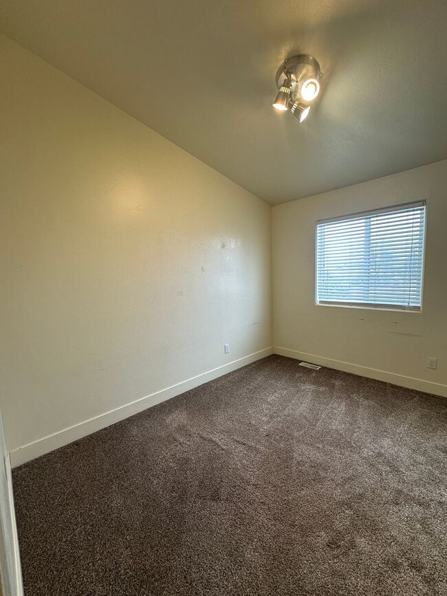 Building Photo - 2 bedroom, 2.5 bathroom townhome at Lincol...