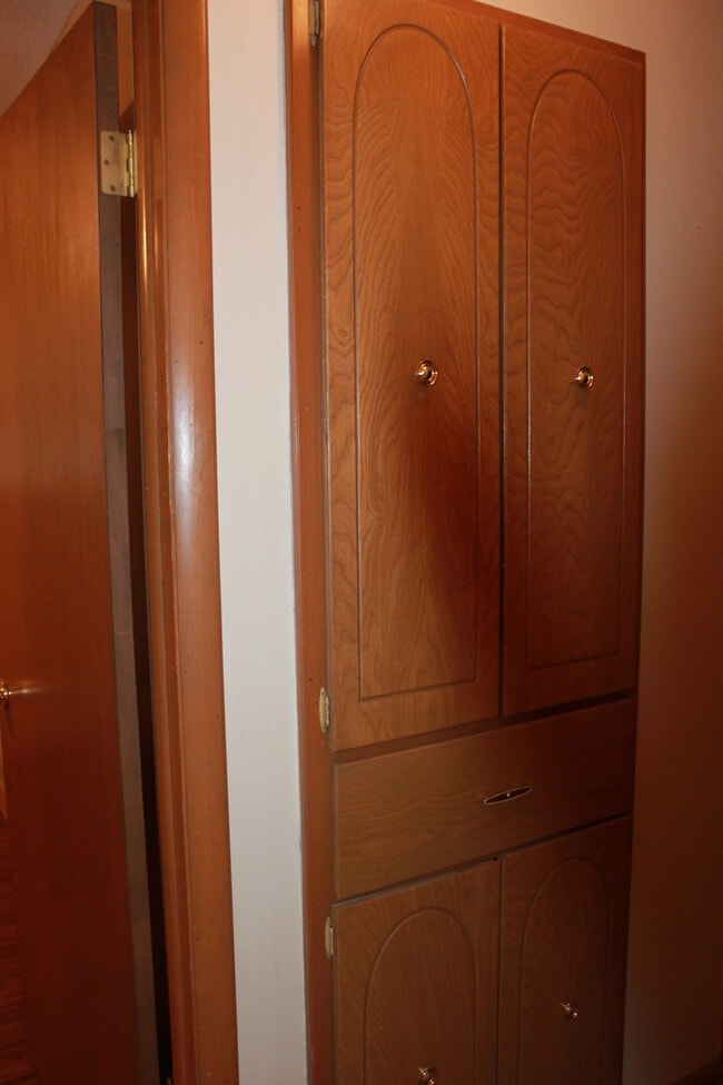 Building Photo - Fresh, Clean, Updated!