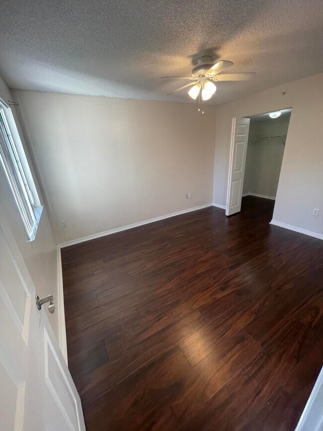 Building Photo - 400 Crestwood Ct N