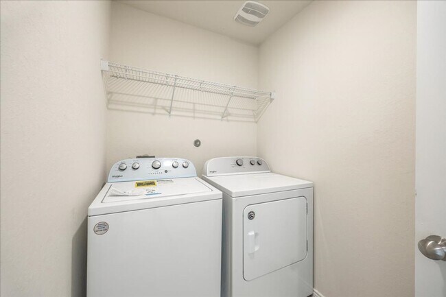 Building Photo - Light-Filled Home in Amenity-Rich Community with Pool & Park!