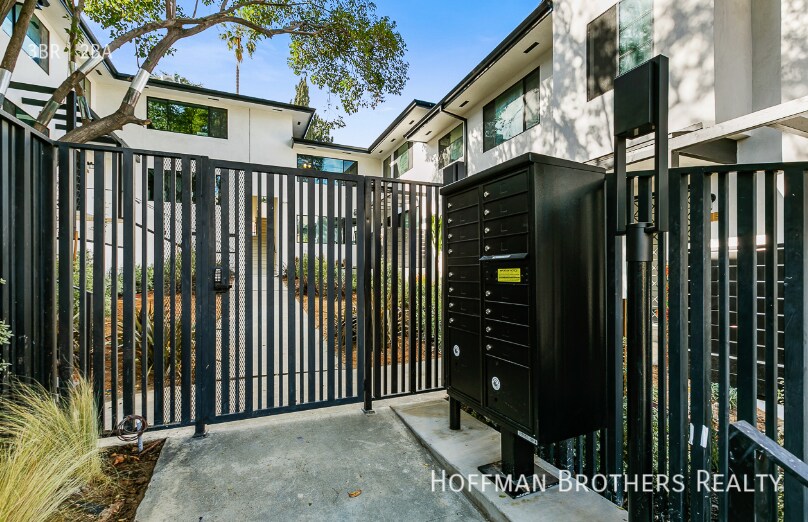 Building Photo - 221 Lucas Ave