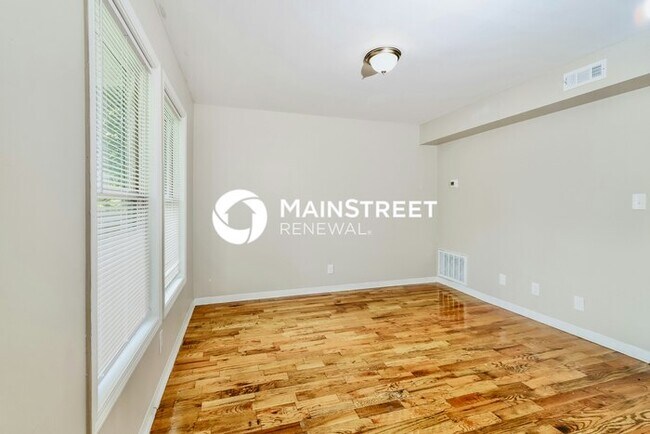 Building Photo - 3 Bedroom Pet-Friendly Home in Louisville, KY with Main Street Renewal
