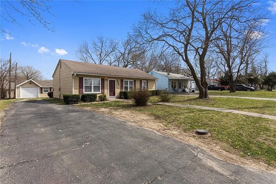 Front - 1825 N 47th St