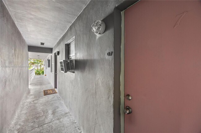 Building Photo - 400 SE 31st St