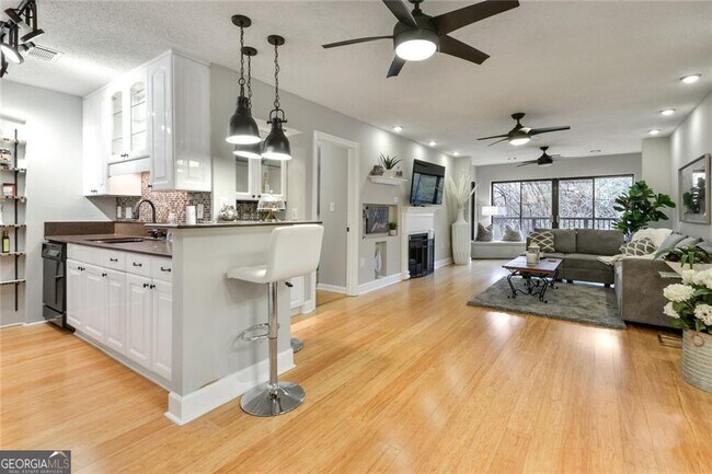 Building Photo - 1110 Pine Heights Dr NE