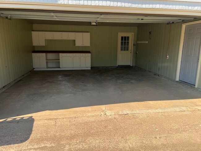 Building Photo - 3 bed 2.5 bath house with multiple bonus rooms!