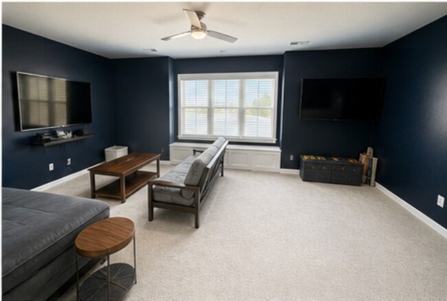 Building Photo - Spacious Living in Greenville