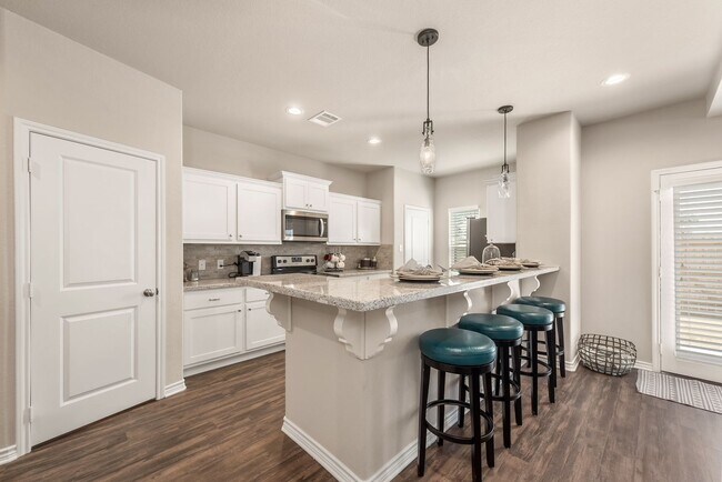 Building Photo - AUGUST PRE-LEASE!! 4/4.5 in Pershing Pointe!