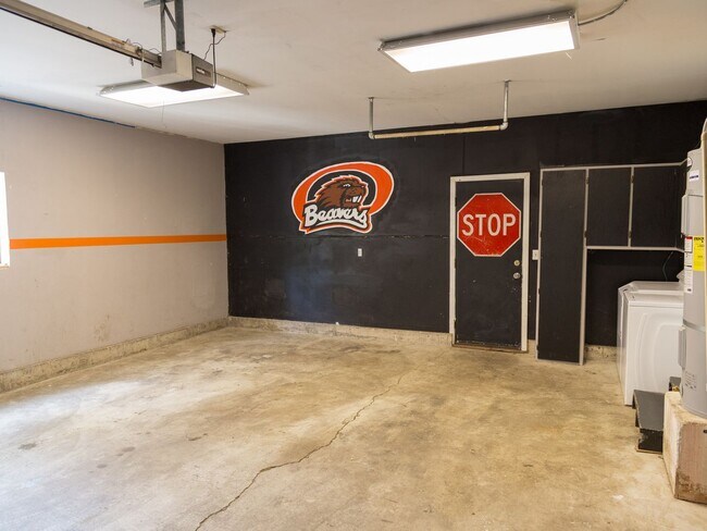 Building Photo - great location, new exterior and interior painting