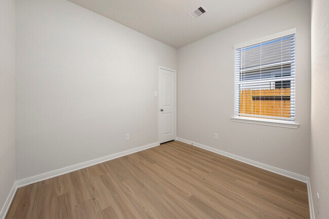 Building Photo - 15615 Plum Brk Dr