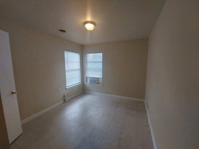 Building Photo - 3 Bedroom 2 Bath with Bonus Room near Broo...