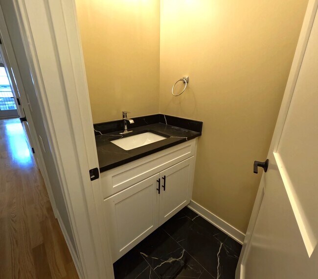 Building Photo - 2008 W 21st St