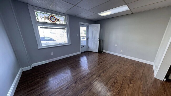 Building Photo - MOVE IN READY - 3 Bedroom 1 1/2 Bath Twin ...