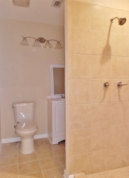 Building Photo - 12116 Hoblitzelle Dr