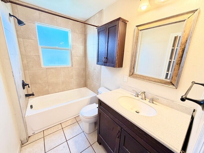 Building Photo - Ideal For Student Housing