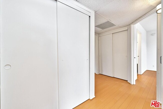 Building Photo - 326 S Manhattan Pl