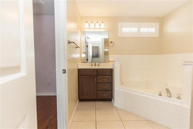 Building Photo - 12 Peruvian Ln
