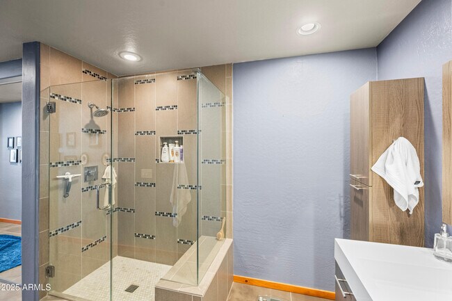 Building Photo - 17 W Vernon Ave