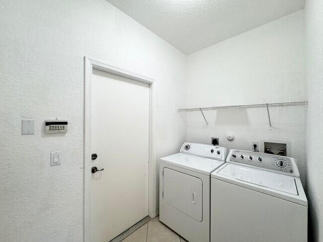 Building Photo - 8654 Lineyard Cay
