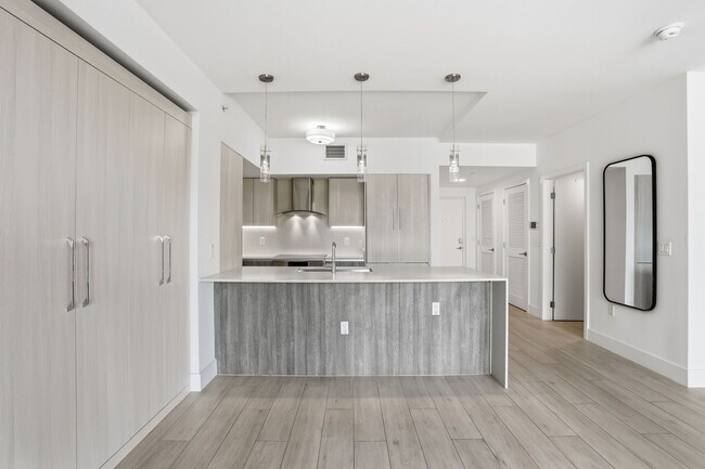 Building Photo - 111 SE 1st Ave