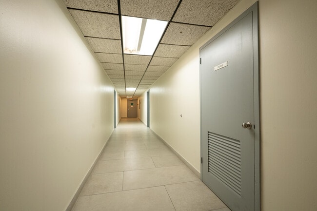 Building Photo - 2200 E Hallandale Beach Blvd