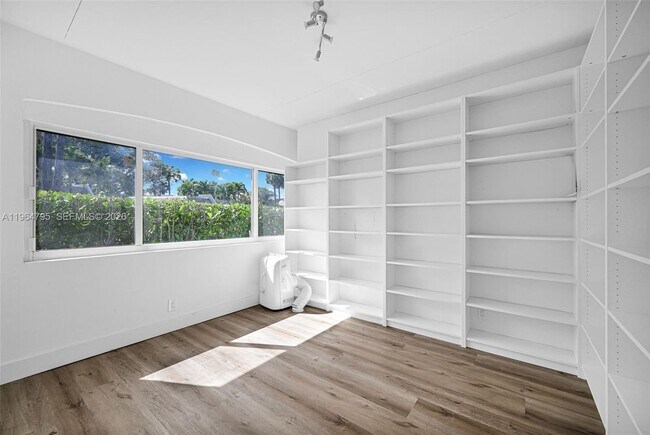 Building Photo - 820 E Cypress Ln