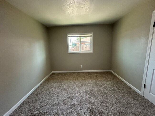 Building Photo - 1404 Grape Ave