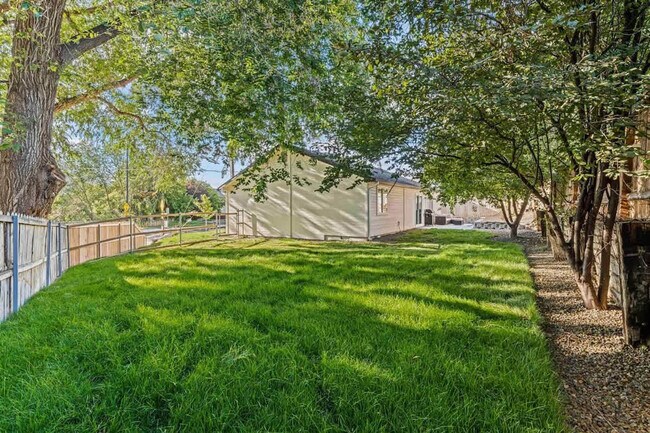 Building Photo - 2302 E Cinnamon Ln