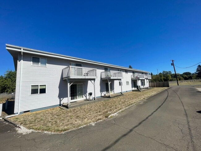 Building Photo - Large 2 Bedroom over looking the Golf Course!