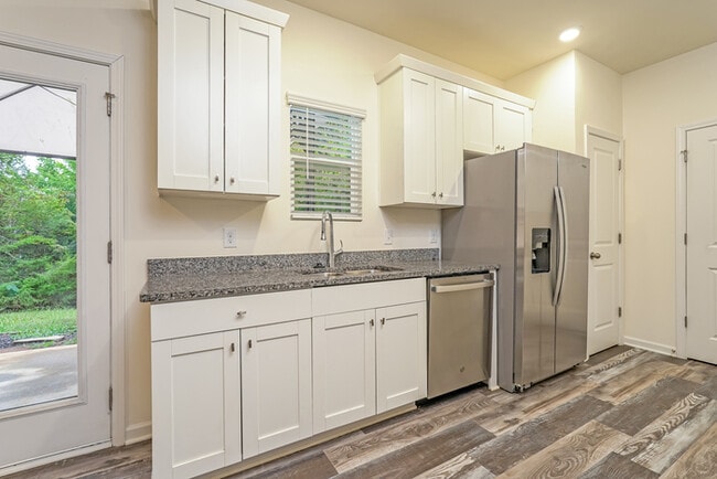 Building Photo - Fantastic 3bd/3ba home! Let yourself in!