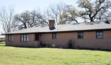 Building Photo - Cozy 3 Bedroom 2 Bath beautiful brick home...