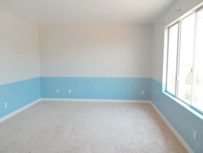 Building Photo - Spacious Estate on Nearly an Acre!