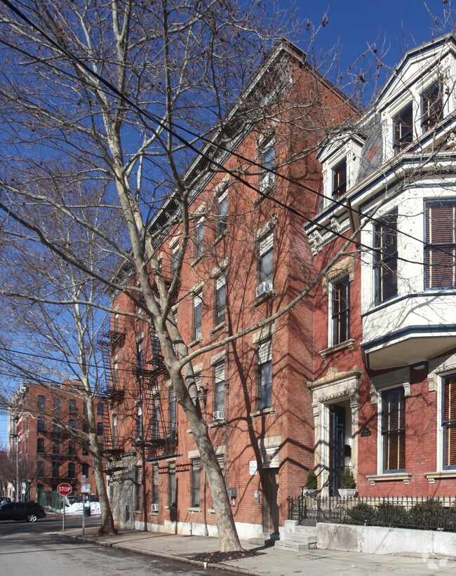 Primary Photo - Holub Apartments Aka Sycamore Manor