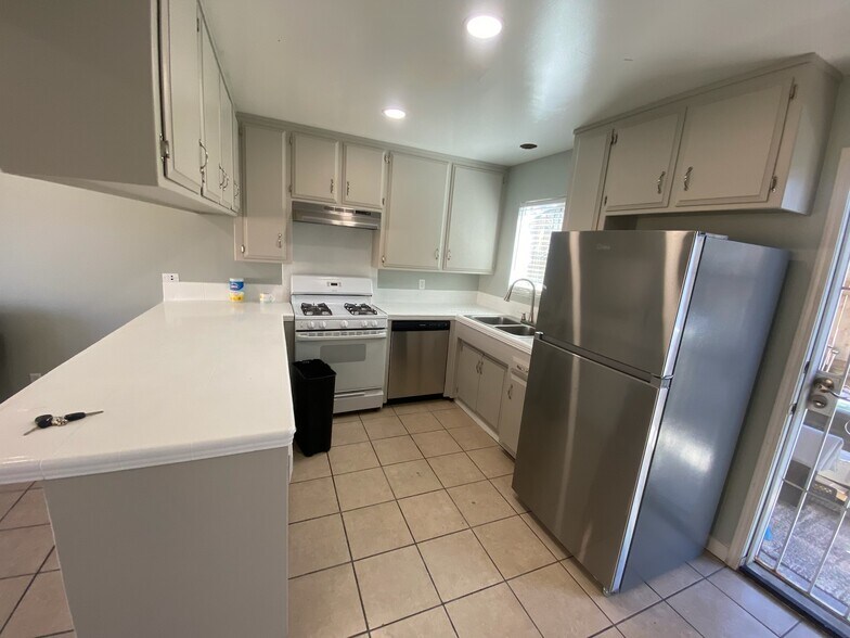Kitchen (appliances included) - 1725 Buena Vista St