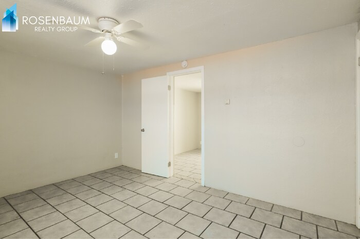 Building Photo - 302 W Flores St