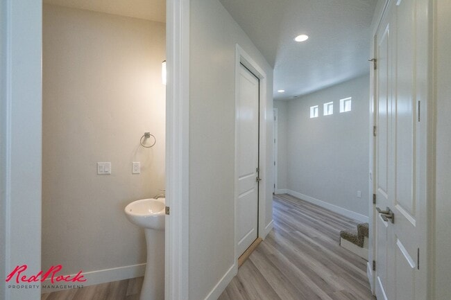 Building Photo - Hurricane Valley 3 Bedroom Townhome